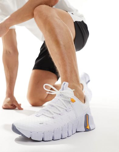 Free Metcon 5 - Sneakers bianche e arancioni - Nike Training - Modalova