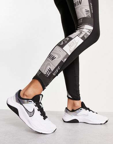 Legend Essential 3 - Sneakers bianche olografiche - Nike Training - Modalova