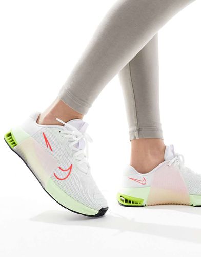 Metcon 9 - Sneakers bianche, fluo e rosa - Nike Training - Modalova