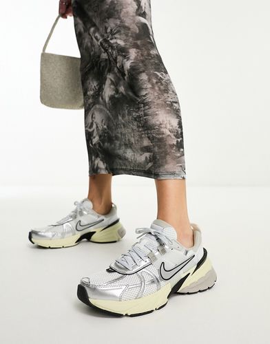 V2K Run - Sneakers unisex bianche e argento - Nike - Modalova