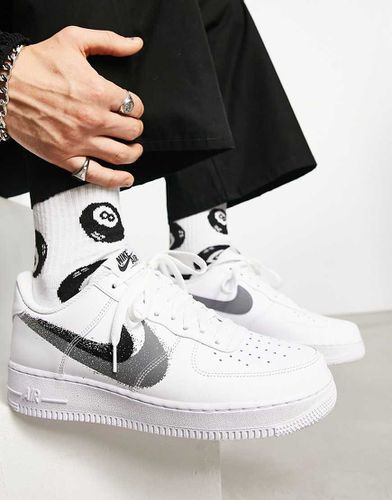 Air Force 1 '07 - Sneakers bianche e nere con doppio logo stile spray - Nike - Modalova