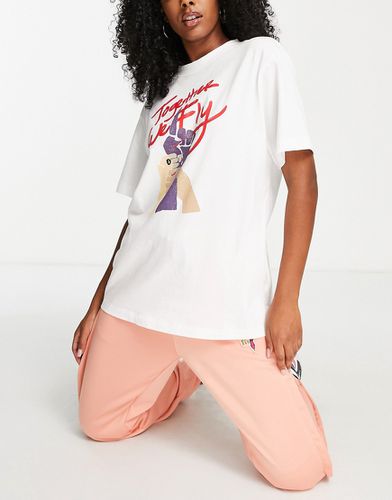Fly - T-shirt boyfriend bianca con logo Nike piccolo - Nike Basketball - Modalova