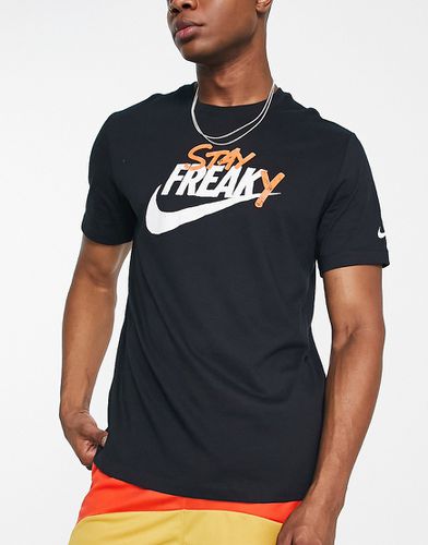 Stay Freaky - T-shirt nera con stampa - Nike Basketball - Modalova