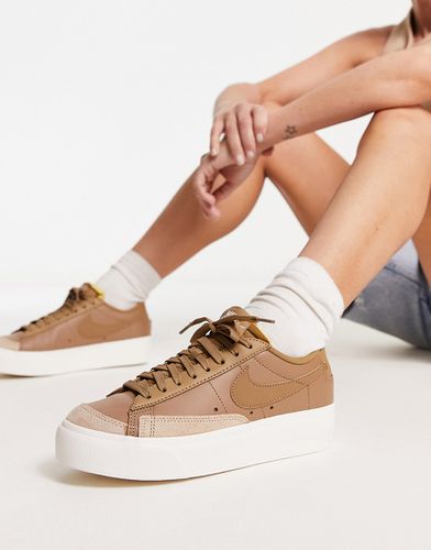 Blazer Low Platform - Sneakers marrone legno con suola platform - Nike - Modalova