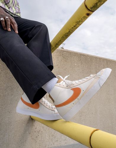 Blazer Mid '77 EMB - Sneakers color crema e beige - Nike - Modalova
