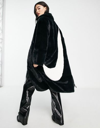 Cappotto lungo in pelliccia sintetica e bianco con stampa del logo - Nike - Modalova