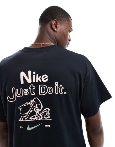 Club - T-shirt nera con stampa grafica sul retro - Nike - Modalova