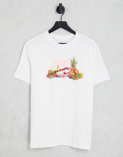 Never Not Fresh" - T-shirt bianca con stampa di frutta sul petto - Nike - Modalova