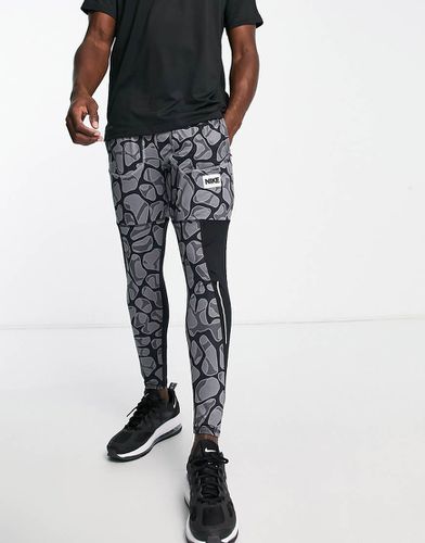 DYE Stride Dri-FIT - Joggers grigi con stampa - Nike Running - Modalova