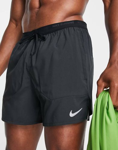 Dri-FIT Stride - Pantaloncini da 5 pollici neri con fodera a slip - Nike Running - Modalova