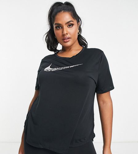 Plus - T-shirt da running con logo Nike nera - Nike Running - Modalova