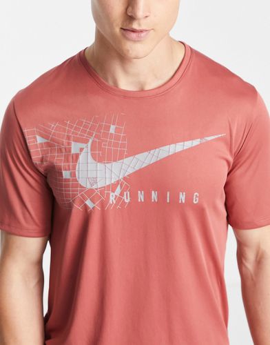 Run Division Miler Dri-FIT - T-shirt rossa con stampa grafica catarifrangente - Nike Running - Modalova