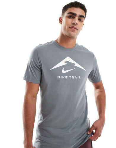 Trail - T-shirt grigia con logo - Nike Running - Modalova