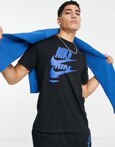 Sport Essentials Multi Futura - T-shirt nera con logo - Nike - Modalova
