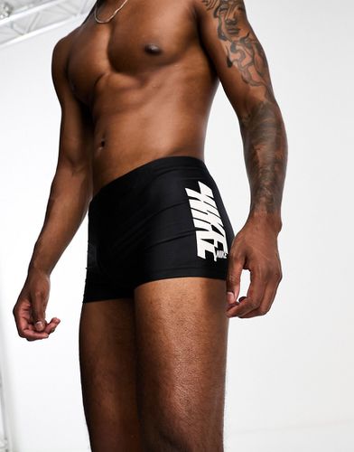 Boxer da bagno neri aderenti tecnici con grafica stampata - Nike Swimming - Modalova