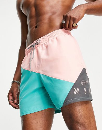 Pantaloncini da 5 pollici con motivo color block diagonale - Nike Swimming - Modalova
