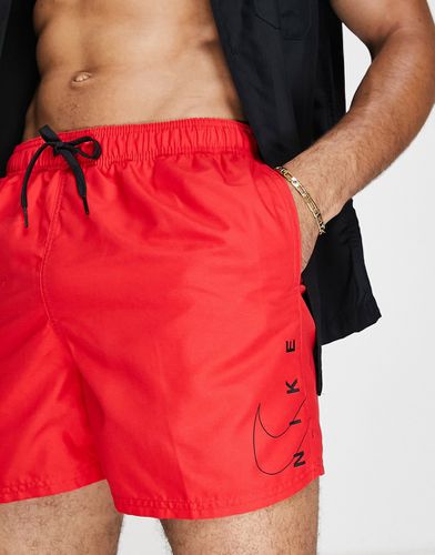 Pantaloncini da 5 pollici rossi con logo laterale - Nike Swimming - Modalova