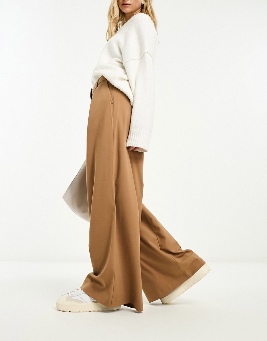 Pantaloni sartoriali a fondo ampio color cammello con piega sul davanti - Selected - Modalova