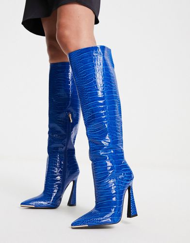 Simmi London - Ravi - Stivali al ginocchio svasati con tacco cobalto effetto coccodrillo a pianta larga - SIMMI Shoes - Modalova