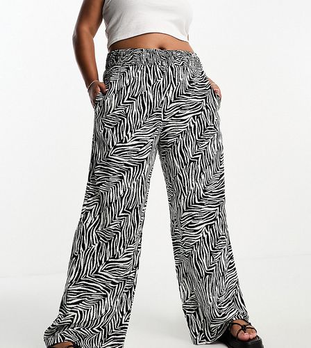 Pantaloni a fondo ampio neri con stampa zebrata e arricciatura in vita - Simply Be - Modalova