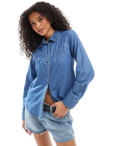 Camicia in denim lavaggio con borchie - Stradivarius - Modalova