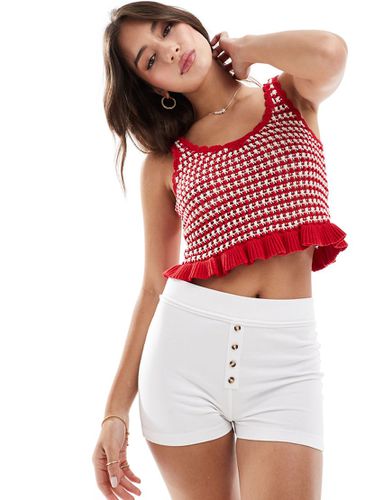 Crop top all'uncinetto con orlo con volant a righe rosse - Stradivarius - Modalova