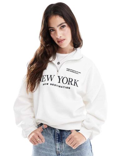 Felpa écru con zip corta e scritta "New York" - Stradivarius - Modalova