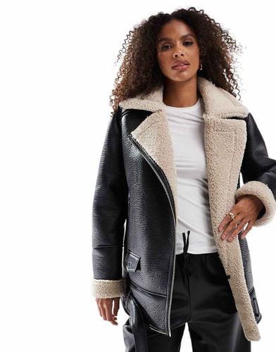 Giacca aviatore oversize con fodera in pile borg a contrasto - Stradivarius - Modalova