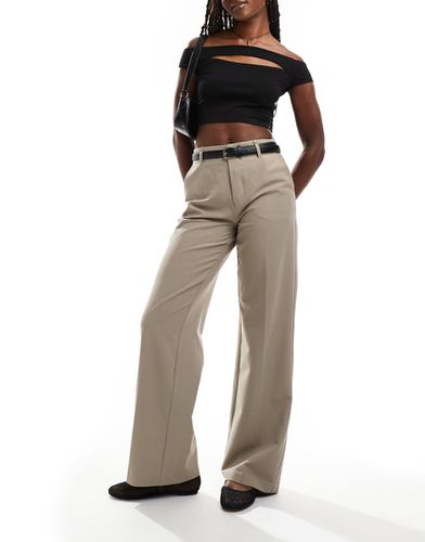 Pantaloni sartoriali beige con cintura - Stradivarius - Modalova