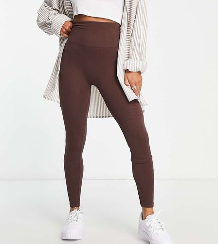 Petite - Leggings a coste senza cuciture cioccolato - Stradivarius - Modalova