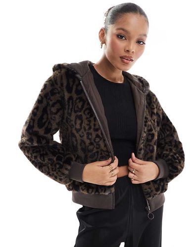 STR - Giacca bomber in pelliccia sintetica con stampa leopardata, zip e cappuccio - Stradivarius - Modalova