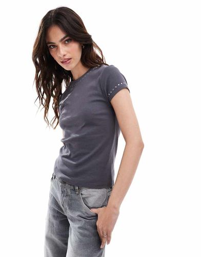 T-shirt color antracite con borchie - Stradivarius - Modalova