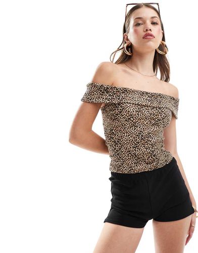 Top con stampa leopardata e spalle scoperte - Stradivarius - Modalova