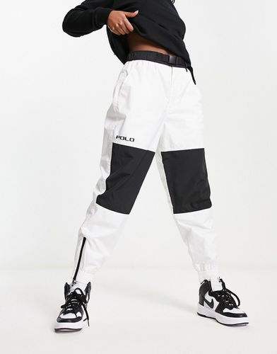 Pantaloni sportivi multitasche con fondo elasticizzato bianchi e neri - Polo Ralph Lauren - Modalova