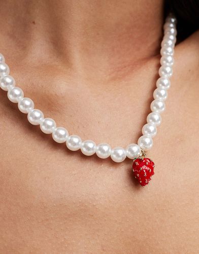 Collana in perle sintetiche con ciondolo a fragola - Pieces - Modalova