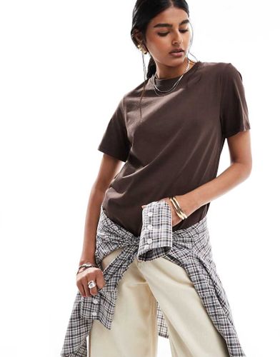 T-shirt coupe carrée - chocolat - Pieces - Modalova