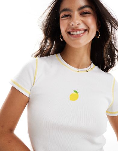 T-shirt corta bianca a coste con stampa di limone e cuciture gialle a contrasto - Pieces - Modalova