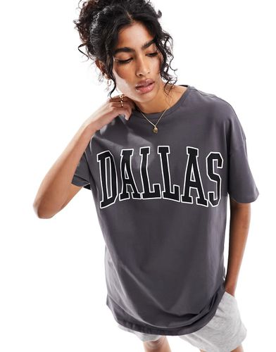 T-shirt taglio lungo grigia con stampa "Dallas" - Pieces - Modalova