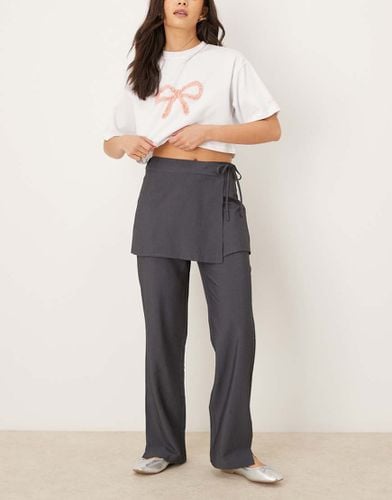 Pantaloni dritti 2 in 1 con gonna allacciata sul lato grigia - Pimkie - Modalova