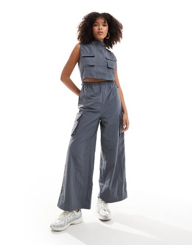 Tuta jumpsuit senza maniche a fondo ampio antracite con cut-out - Pimkie - Modalova