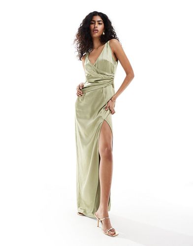 Vestito lungo da damigella avvolgente in raso color oliva - Pretty Lavish - Modalova
