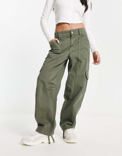 Pantaloni cargo kaki con fondo regolabile - Pull & Bear - Modalova