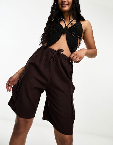Pantaloncini cargo taglio lungo in lino marrone - Pull & Bear - Modalova