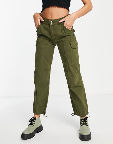 Pantaloni cargo corti color kaki a gamba dritta - Pull & Bear - Modalova