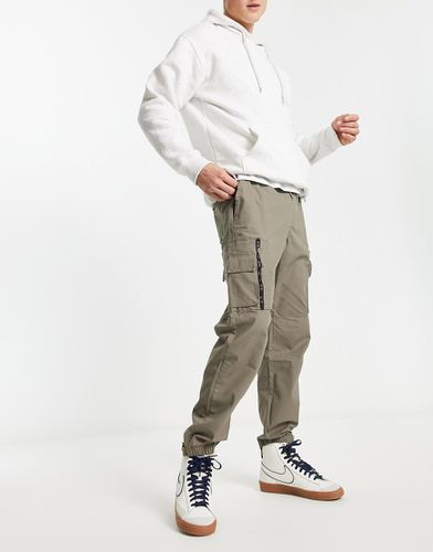 Pantaloni cargo kaki in tessuto ripstop con tasche a contrasto - Pull & Bear - Modalova