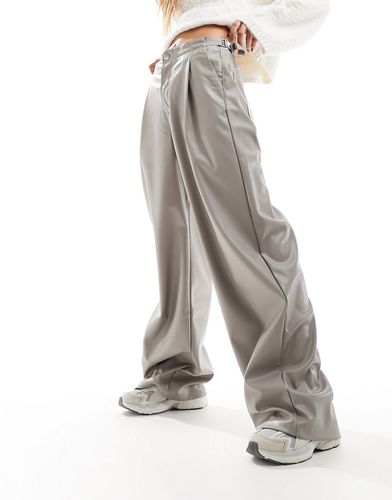 Pantaloni in pelle sintetica grigi a fondo ampio - Pull & Bear - Modalova