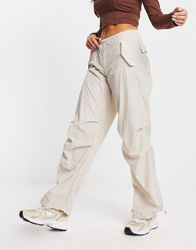 Pantaloni tecnici a vita bassa stile paracadutista color sabbia - Pull & Bear - Modalova