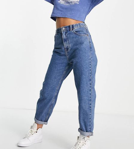 Petite - Mom jeans con vita elasticizzata - Pull & Bear - Modalova