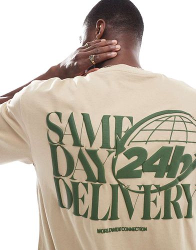 T-shirt beige con stampa "Same Day Delivery" sul retro - Pull & Bear - Modalova