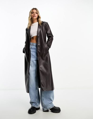 Trench in pelle sintetica premium scuro - Pull & Bear - Modalova